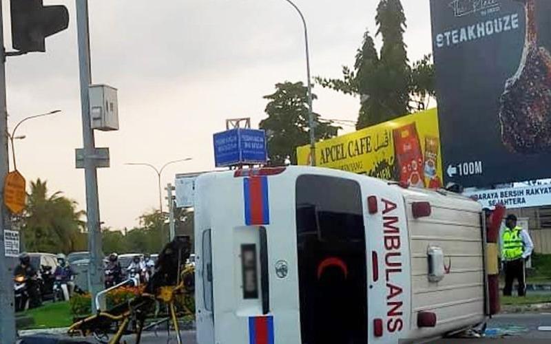 Ambulance ferrying Covid-19 patient overturns in Alor Setar