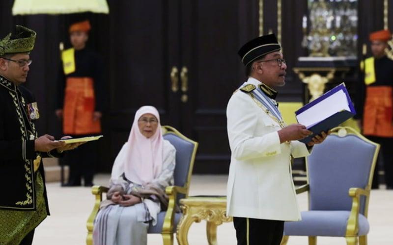 PM vows to defend monarchy from mockery