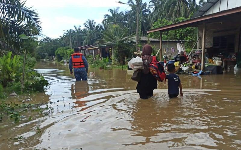 More flood victims in Perak, JB village also hit