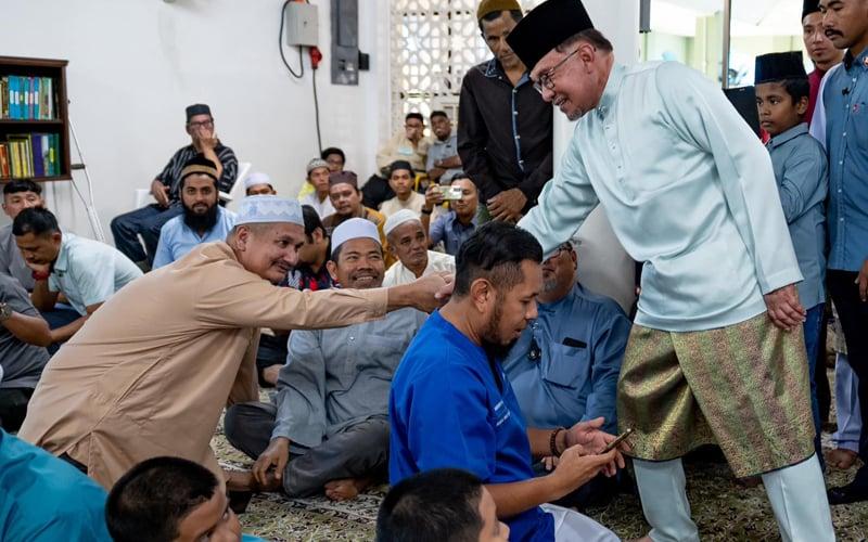 Talk to shariah law panel, PM urges politicians