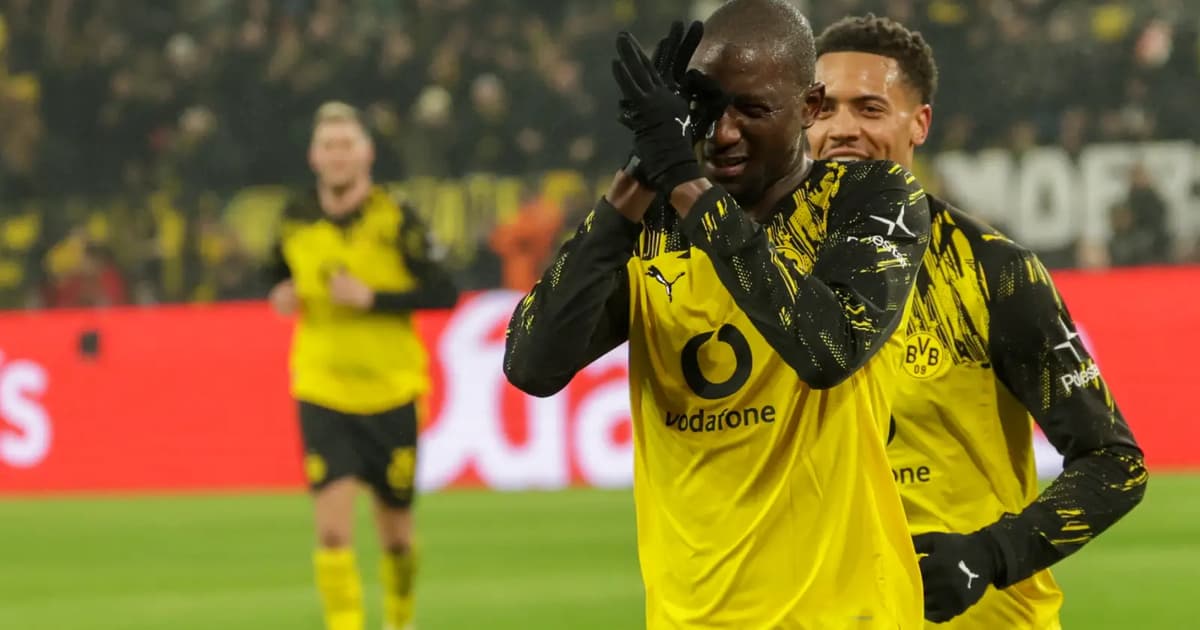Dortmund thump Mainz to close in on Bayern