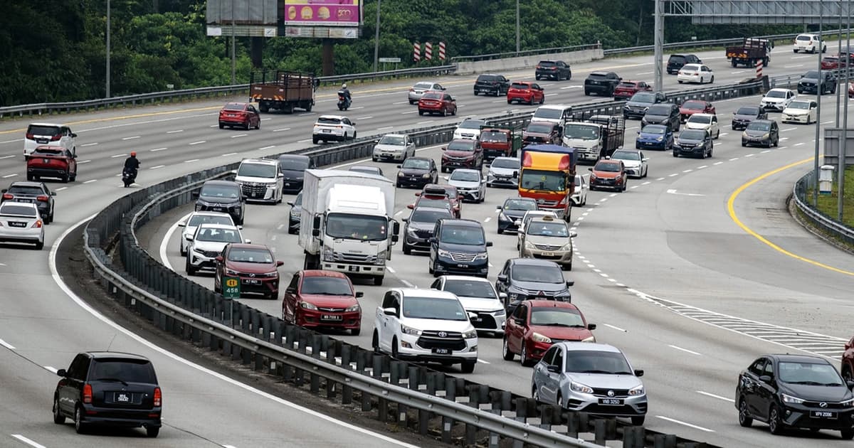 Aliran trafik di lebuh raya utama perlahan, jumlah kenderaan meningkat