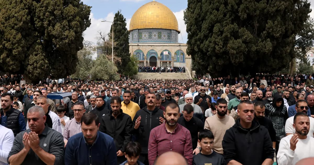 Over 100,000 worshippers perform Friday prayers at Al-Aqsa