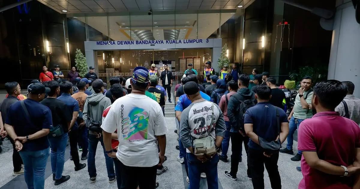 DBKL cracks down on 6 photos touts operating at KLCC