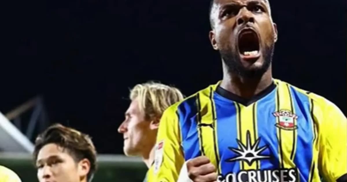 Southampton thrash Wrexham to storm into Championship play-off places