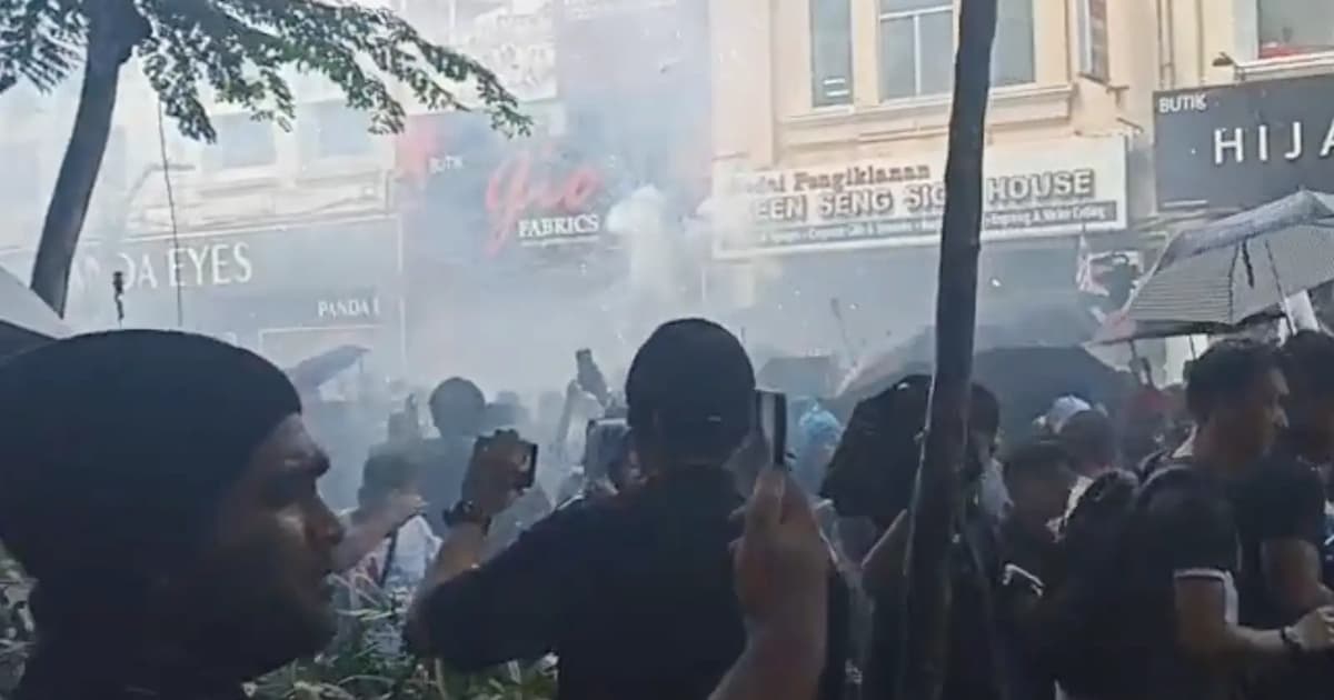 Cops probe firecracker incident at anti‑Azam rally