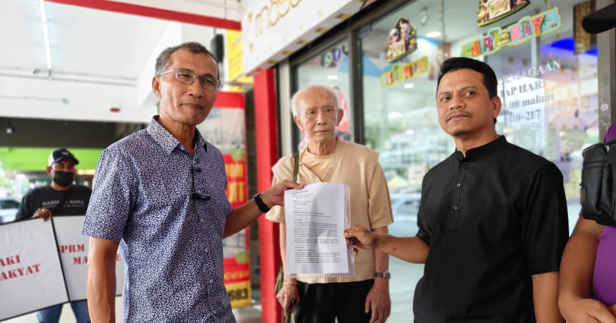 Protesters urge Rafizi to quit politics