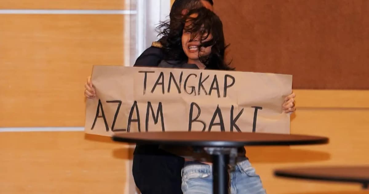 2 cuba buat protes depan Azam Baki