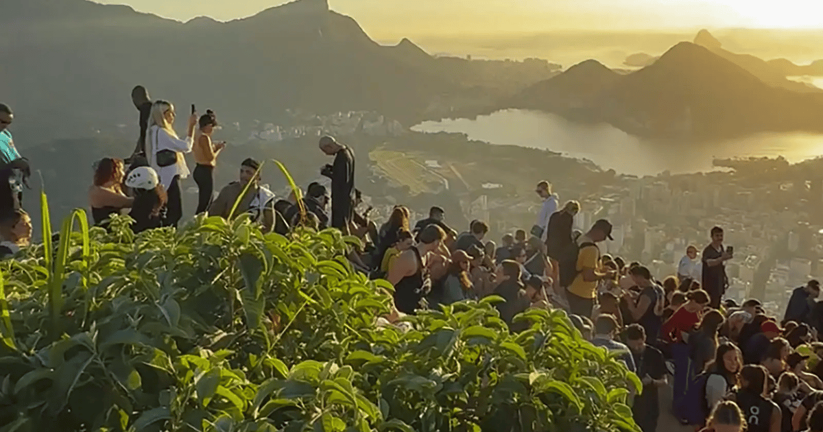 Gun battle traps more than 200 tourists at Rio viewpoint