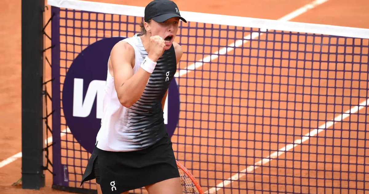 Swiatek battles into Italian Open third round