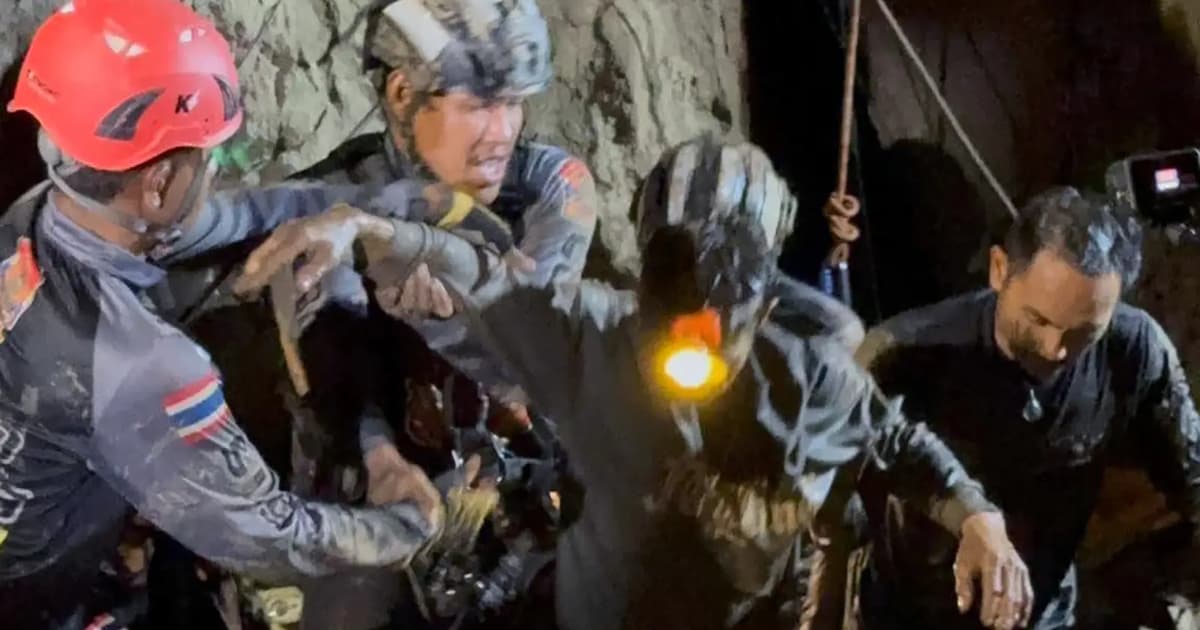 Rescuers free 1 of 7 men trapped in Laos cave