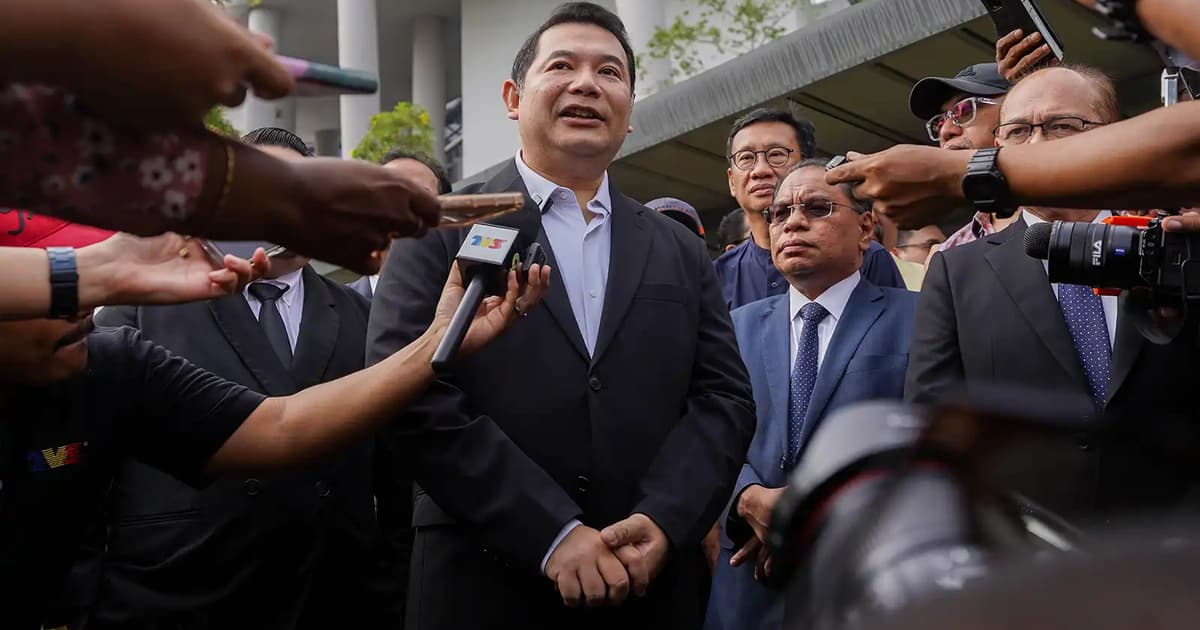 Rafizi arrives at MACC HQ