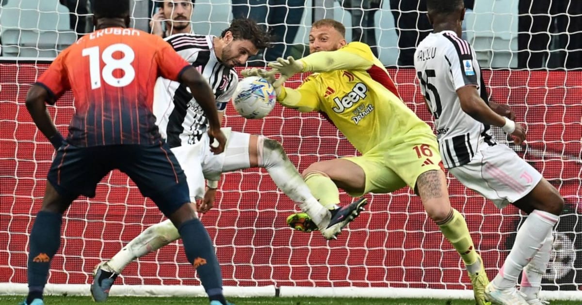 Juve beat Genoa to close in on Serie A top four