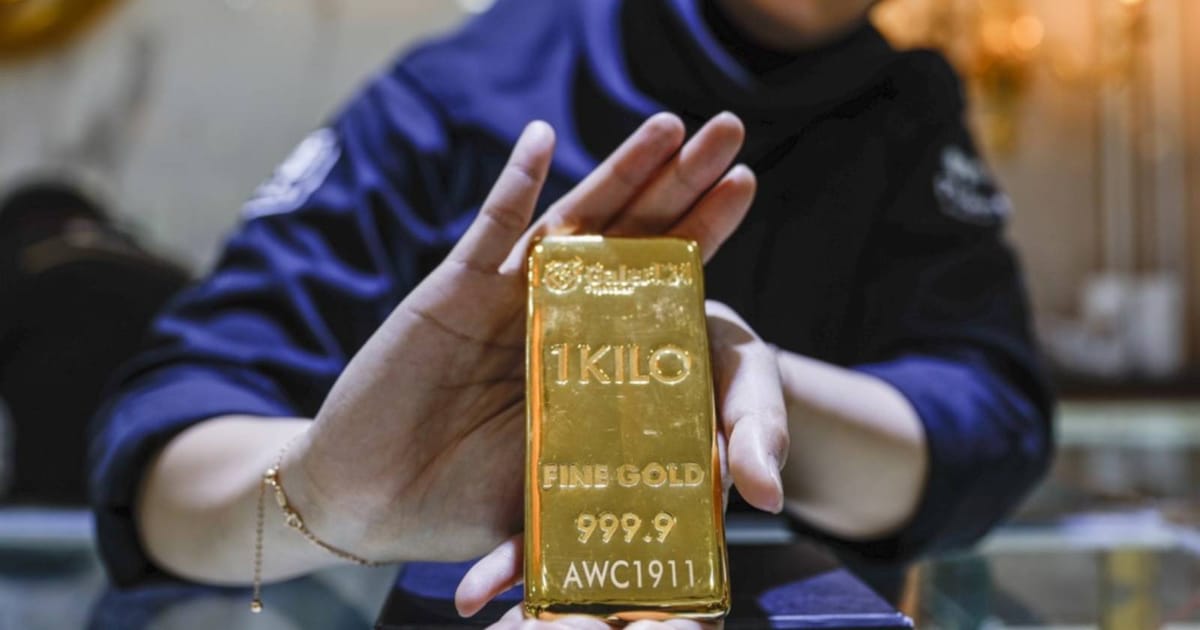 Gold falls as renewed Hormuz disruption stokes inflation concern