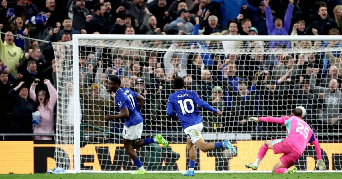 Advantage Arsenal as Man City held in six-goal Everton thriller