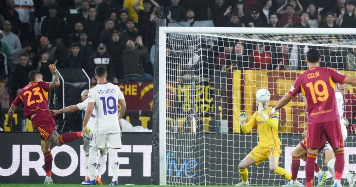 Roma hammer Fiorentina to remain in Champions League hunt