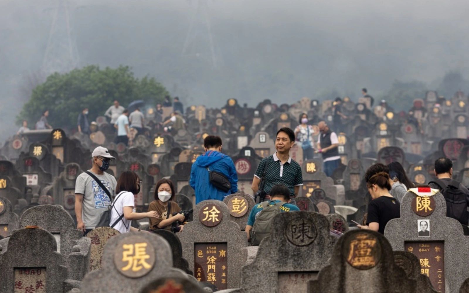 चीन में आबादी के तेजी से बूढ़ा होने और मौतों की संख्या जन्म से ज्यादा होने के कारण कब्रिस्तान की जगहों की मांग लगातार बढ़ रही है।