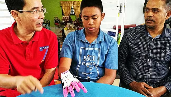 Sujana Rejab (left) chats with Danial and BN Teluk Bahang assembly member Shah Headan Ayoob Hussein Shah.