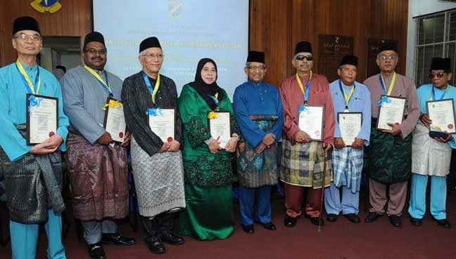 Rocky Din (kanan sekali, berkaca mata hitam) bergambar bersama penerima anugerah ketokohan sempena Maal Hijrah