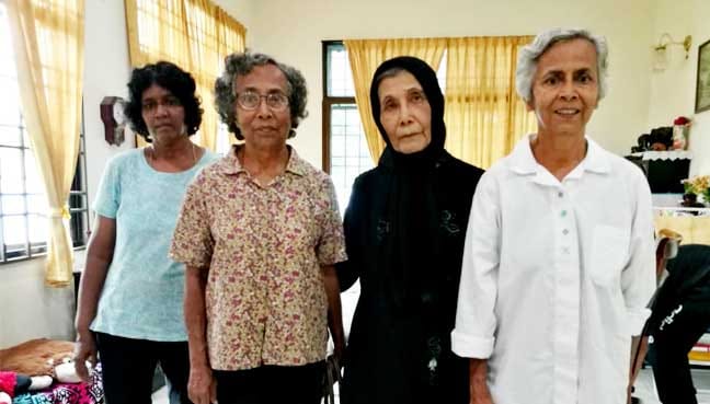 Kassim's former friends from Bukit Gelugor paying their condolences at his home today. With them is his wife Shariffah Fawziah Syed Yussoff Alsagoff, 79. (Second from right)