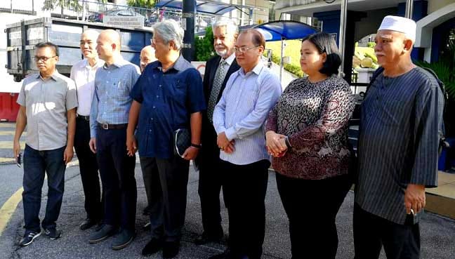 Lim Lip Eng (third from left), Zaid Ibrahim (fifth from left), legal counsel Amarjit Singh Sidhu (sixth from left) and Ronnie Liew (seventh from left) at Bukit Aman before the questioning of Zaid regarding his tweet on the Sultan