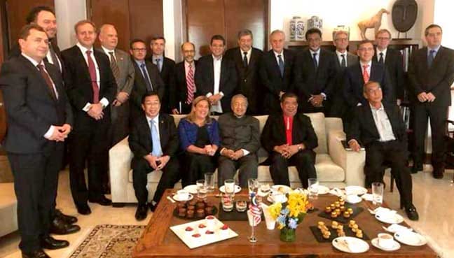 Dr Mahathir Mohamad dan Duta EU, Maria Castillo Fernandez (duduk, baju biru) bergambar dengan diplomat EU serta pemimpin PH.