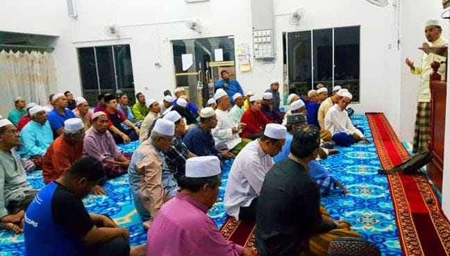 PAS supporters invite Umno imam to lead prayers