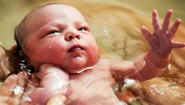 Bersalin dalam air, selamat atau tidak?