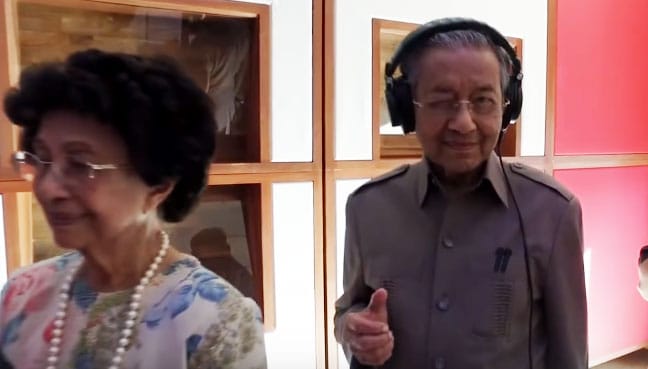 Sempoi je, Mahathir dan Siti Hasmah buat cabaran ‘mannequin’!