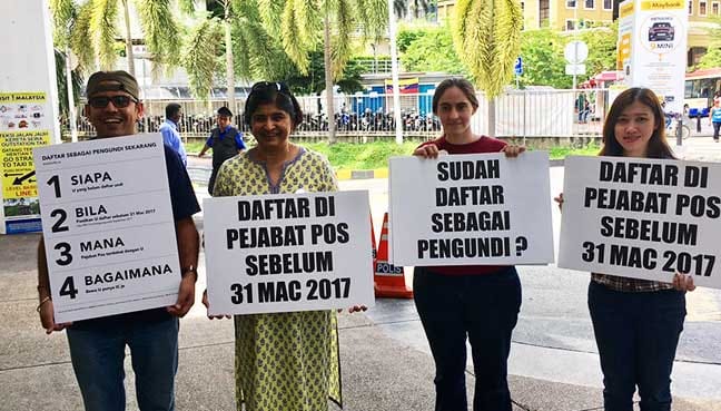 Ambiga iring rakyat daftar mengundi di pejabat pos