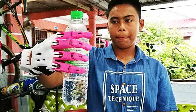 Boy can ‘salam’ now thanks to 3D-printed artificial hand
