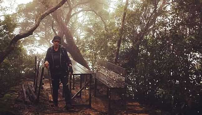 Mendaki Gunung Santubong, sambil menahan lapar dahaga