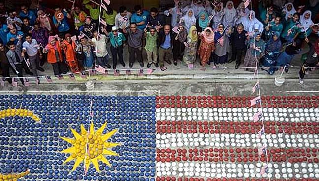 Jalur Gemilang guna 8000 tempurung kelapa