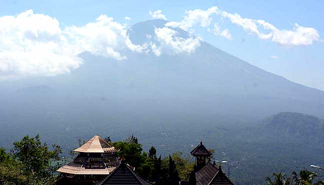 More than 120,000 flee rumbling Bali volcano