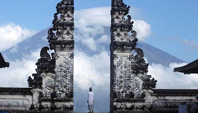 Bali volcano belches steam, sulphur as more evacuees flee