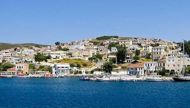 Seventeen Turks land on Greek beach; media say they seek asylum