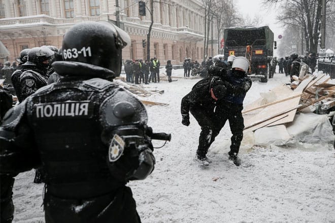10 injured, 50 held as police storm Kiev protest camp