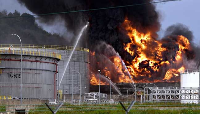 100 firemen battle raging oil tank fire in Kemaman