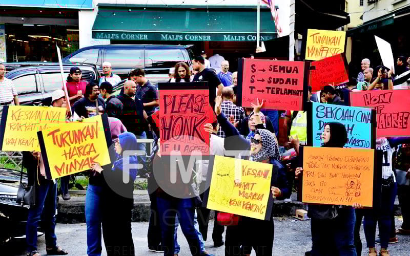 Umno, NGO berdemo desak kerajaan turunkan harga barang
