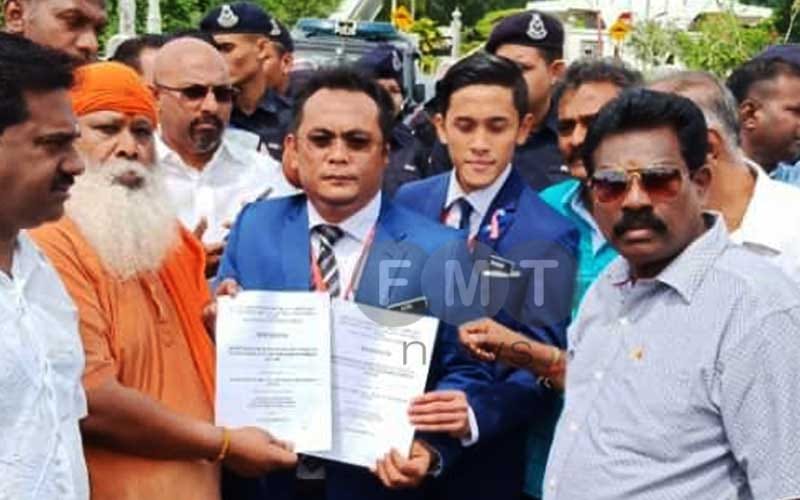 Kumpulan bantah pindah kuil serah memorandum kepada menteri