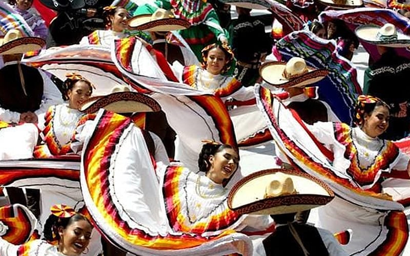 Nearly 900 Mexican performers set world record for folk dance