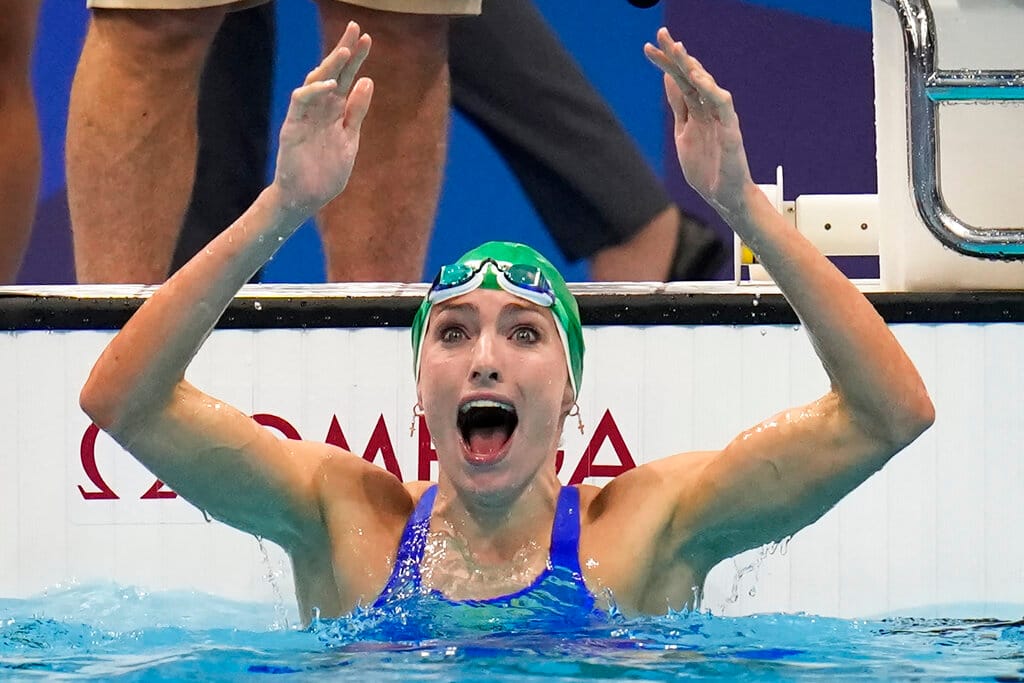 Schoenmaker smashes world record, wins 200m breaststroke