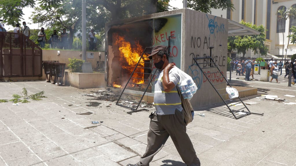 Salvadorans march against bitcoin and ‘dictatorship’