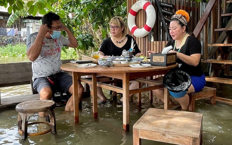 Makan sambil rendam kaki dalam air, restoran Thailand tawar suasana unik