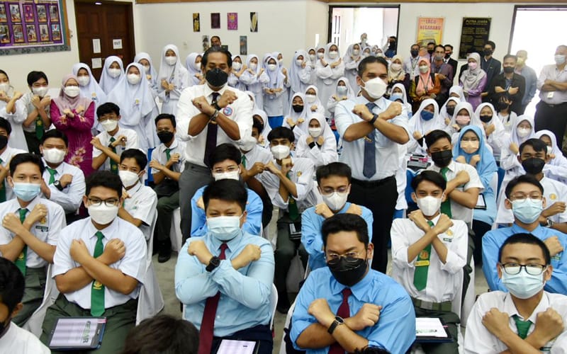 Khairy declares war on illegal cigarettes