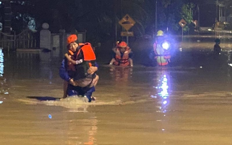 Banjir kilat, pokok tumbang di Seremban