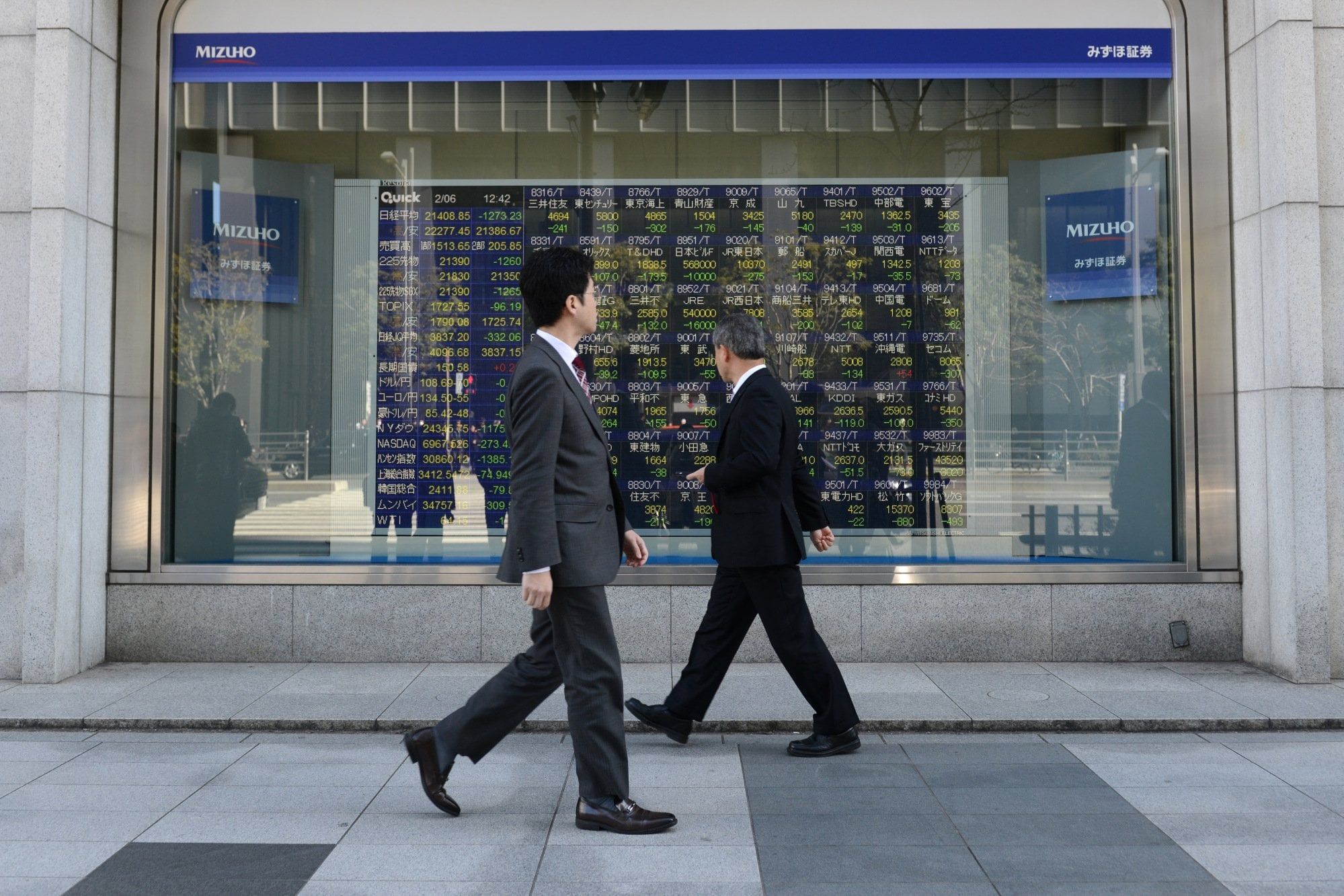 Asian shares climb, oil holds gains as markets eye Iran talks, central bank moves