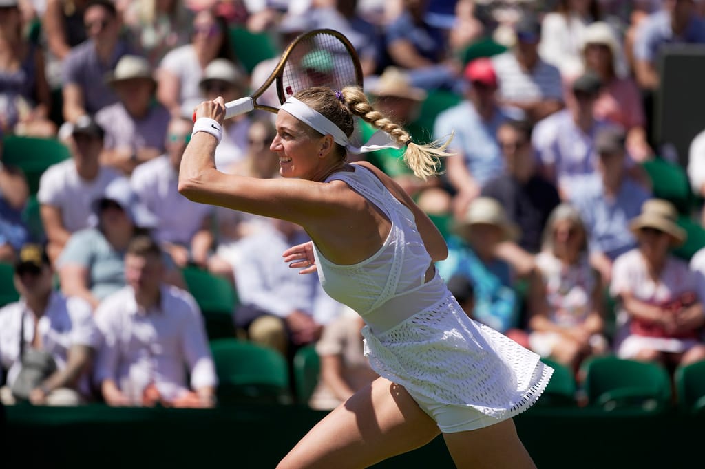 Former Wimbledon champ Kvitova cruises through