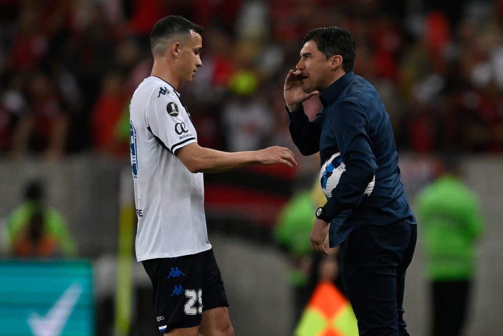 Velez fans violently attack club’s players at gunpoint