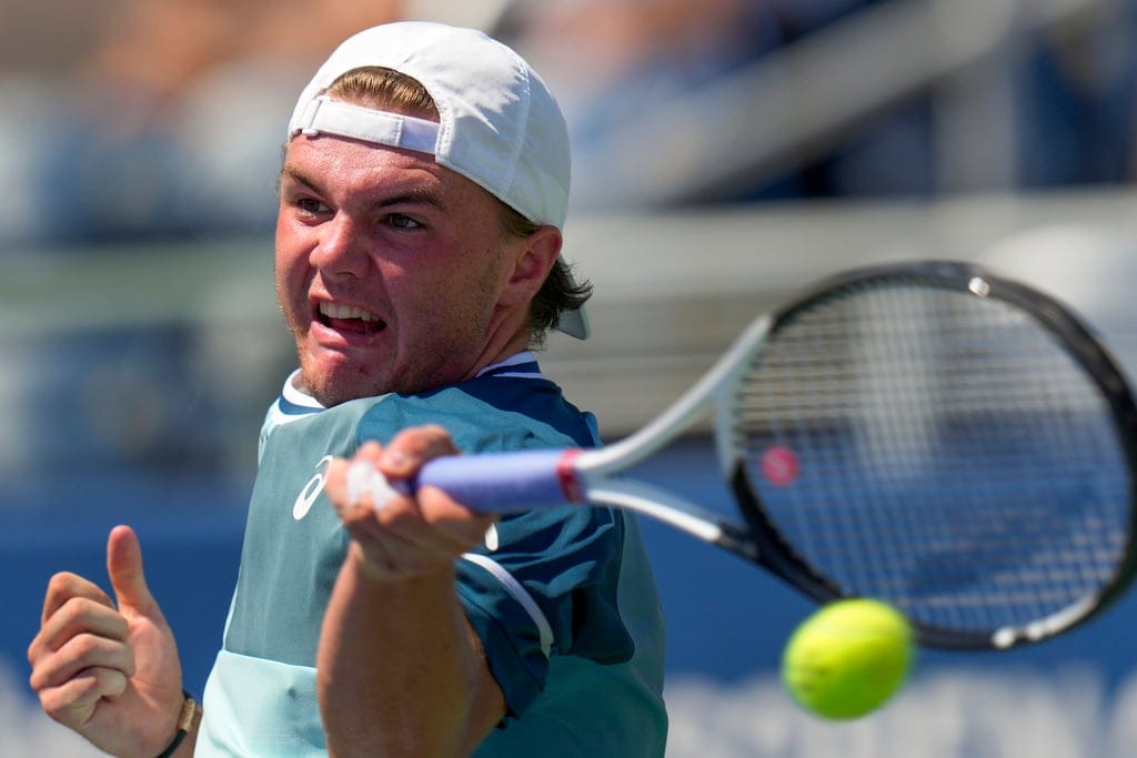 Stricker stuns Tsitsipas in five-set thriller to reach 3rd round